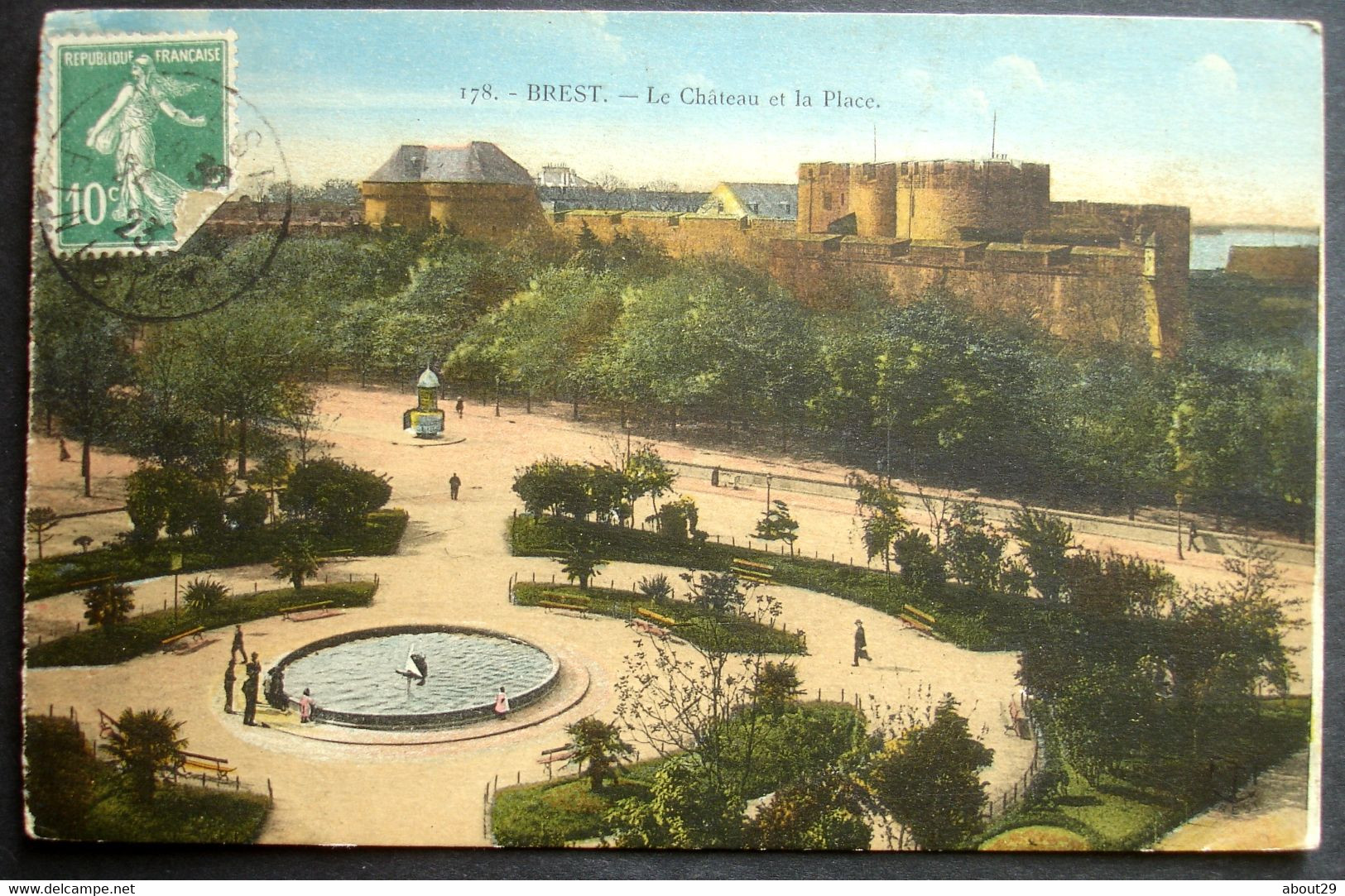 CPA 29 BREST - Le Château Et La Place - FT 178 Couleur - Réf. E 88 - Brest