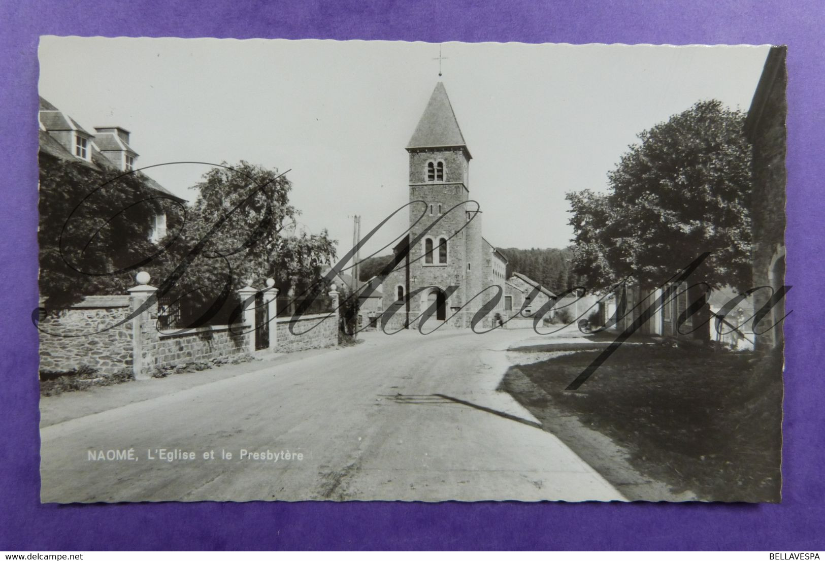 Naomé. Eglise Presbytere - Bievre