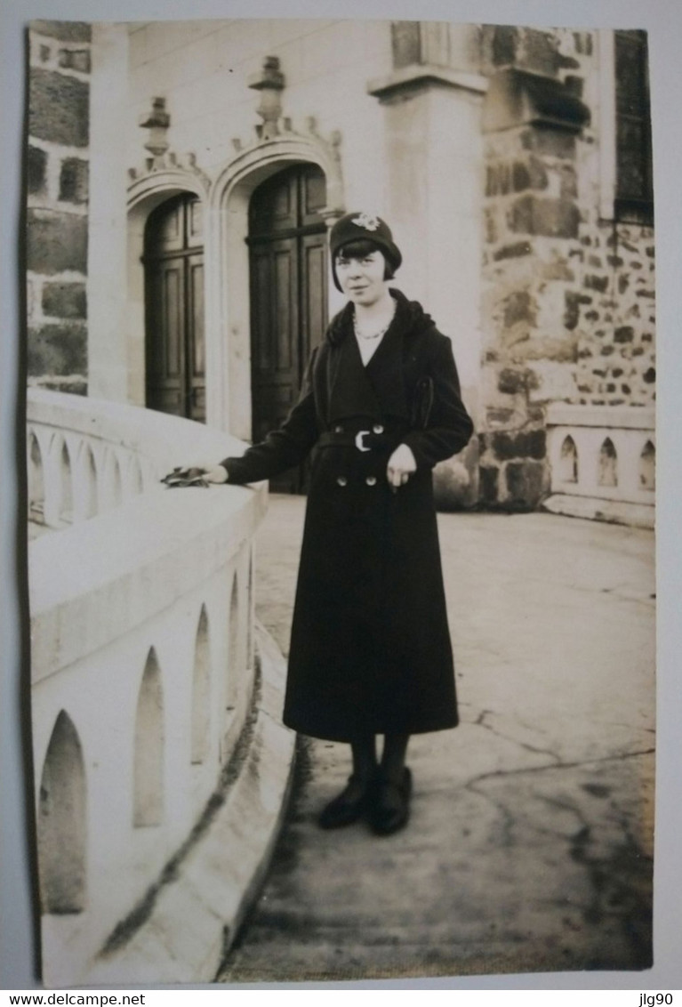 CP Photo 18/12/32 Jeune Femme Devant  église Notre-Dame Du Haut - Photographs