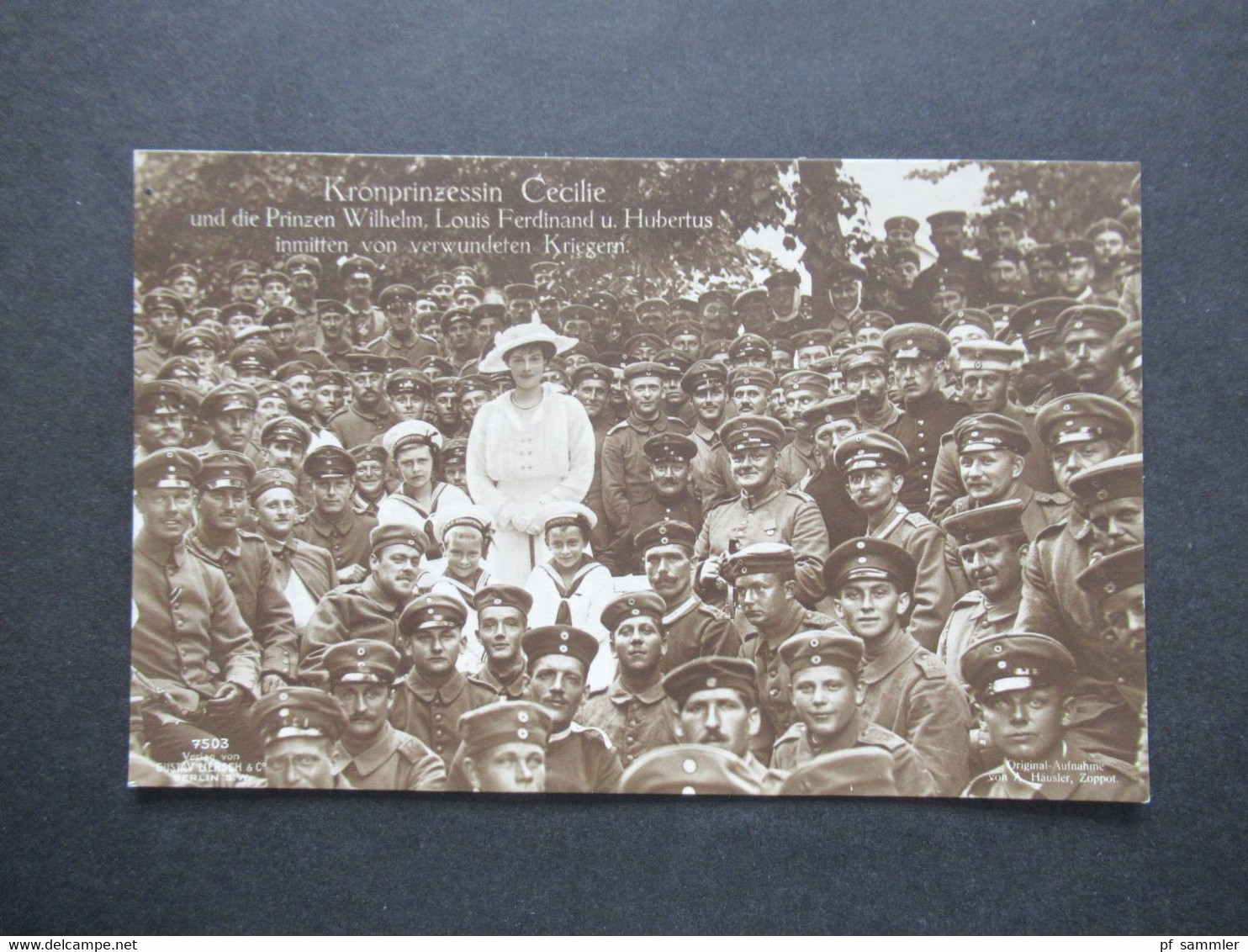 Foto AK Kronprinzessin Cecilie Und Die Prinzen Wilhelm, Louis, Ferdinand Und Hubertus Inmitten Von Verwundeten Kriegern - Royal Families