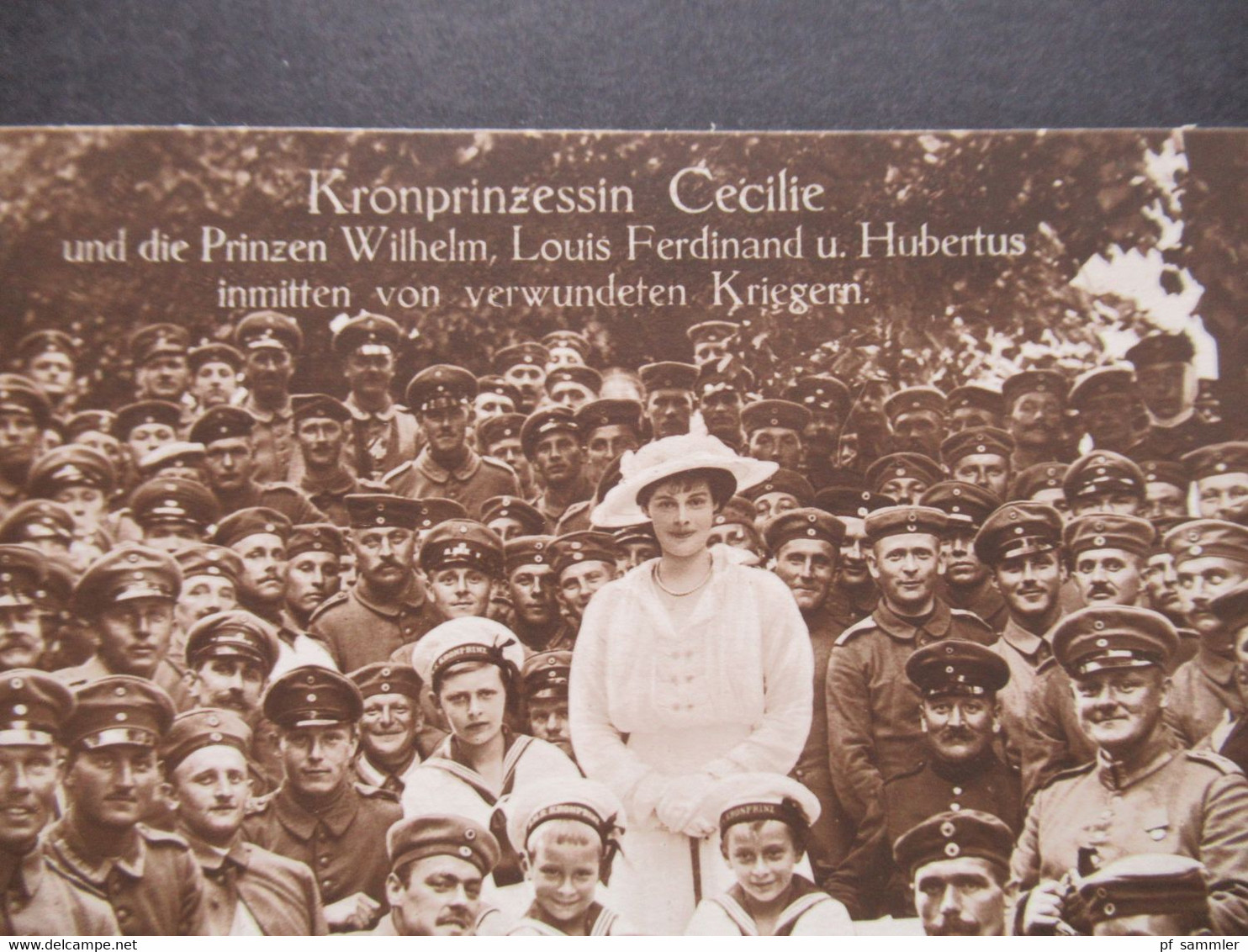 Foto AK Kronprinzessin Cecilie Und Die Prinzen Wilhelm, Louis, Ferdinand Und Hubertus Inmitten Von Verwundeten Kriegern - Royal Families