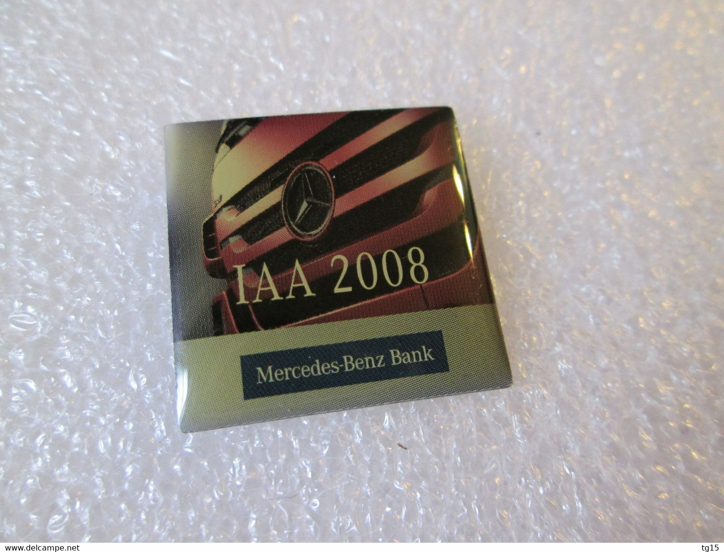 PIN'S    CAMION  TRUCK   MERCEDES BENZ  BANK  IAA 2008 - Mercedes