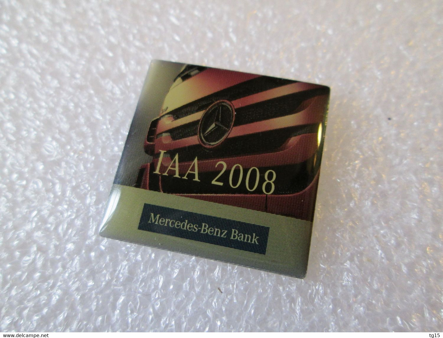 PIN'S    CAMION  TRUCK   MERCEDES BENZ  BANK  IAA 2008 - Mercedes