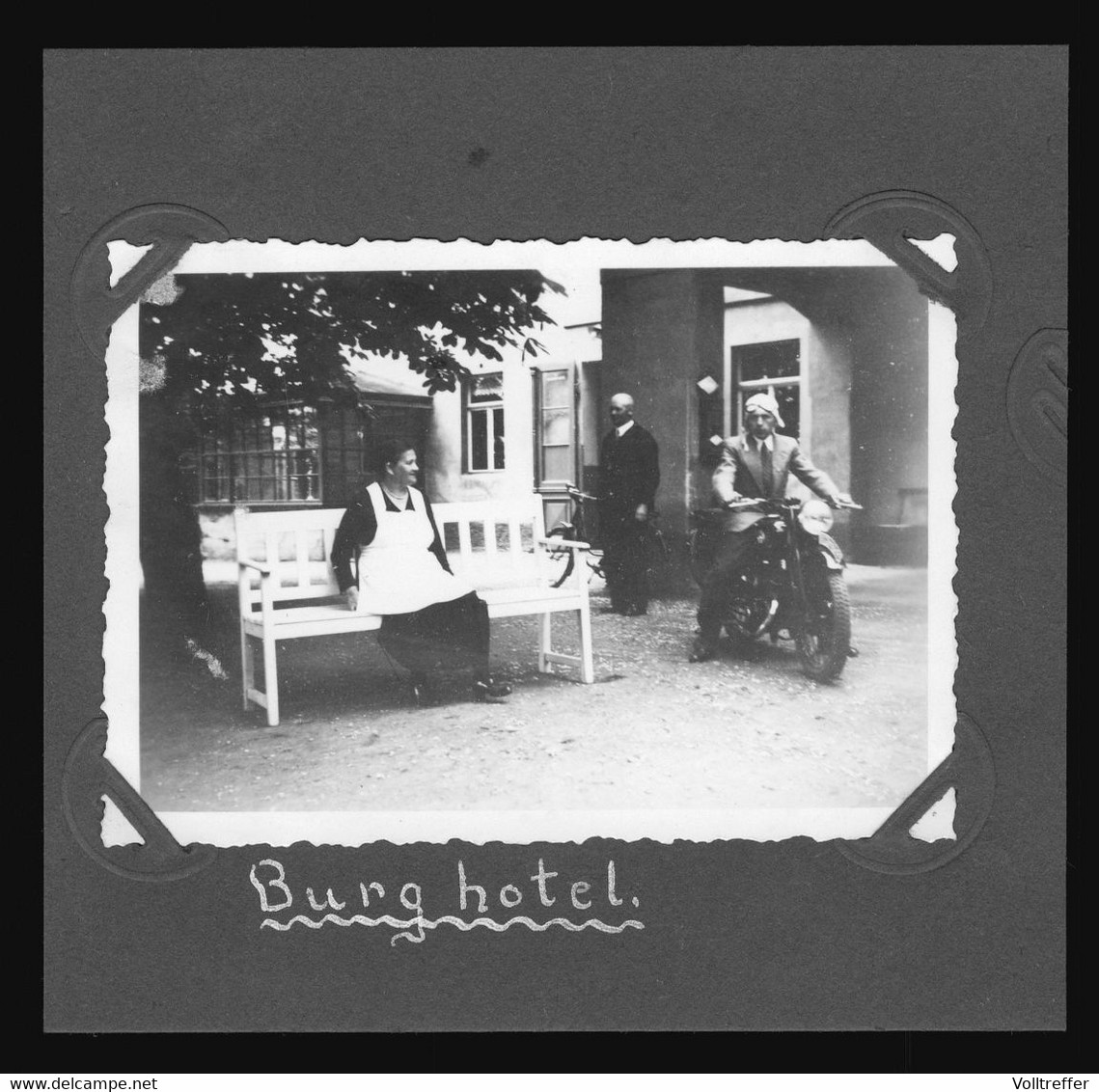 Orig. Foto 1938 Innenhof Des Burghotel Grimma, Bank, Köchin Und Page ? Motorrad Fahrer - Grimma