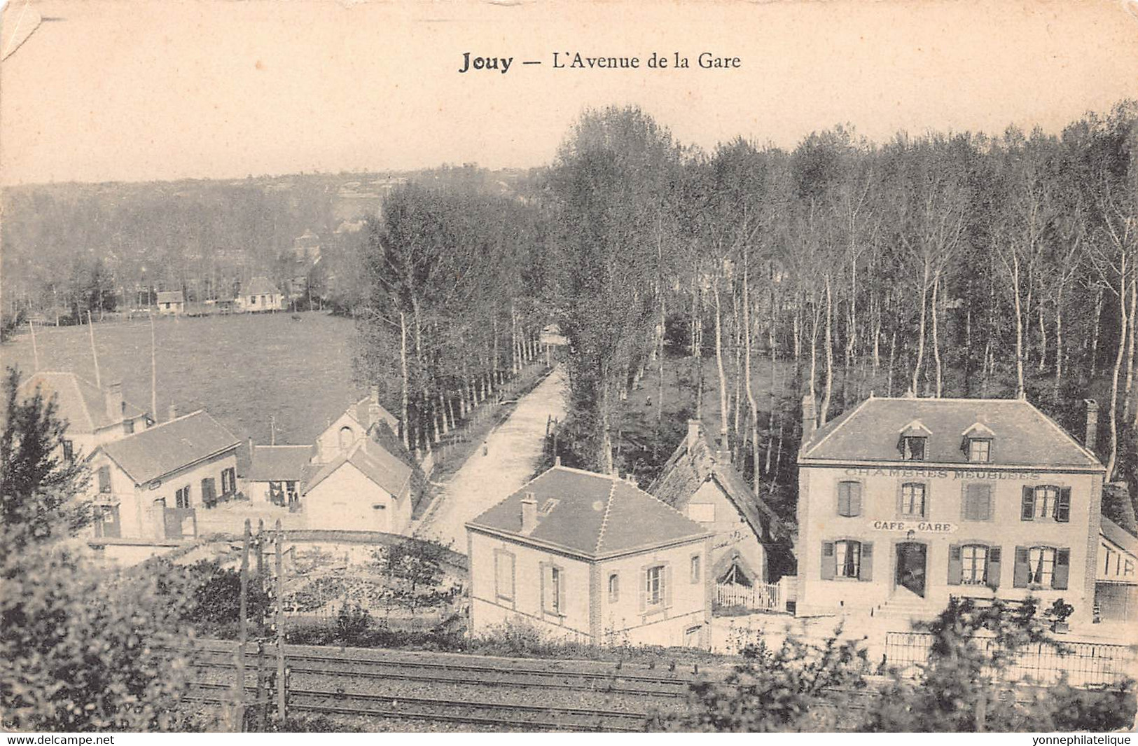 28 - EURE ET LOIR - JOUY - 10396 - L'avenue De La Gare, Vue Sur Le Café De La Gare - Jouy