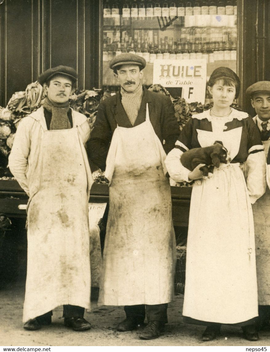 Carte Photo.commerce. épicerie. Alimentations.petit Chien Dans Les Bras D'une Employée.carte Animée. - Non Classés