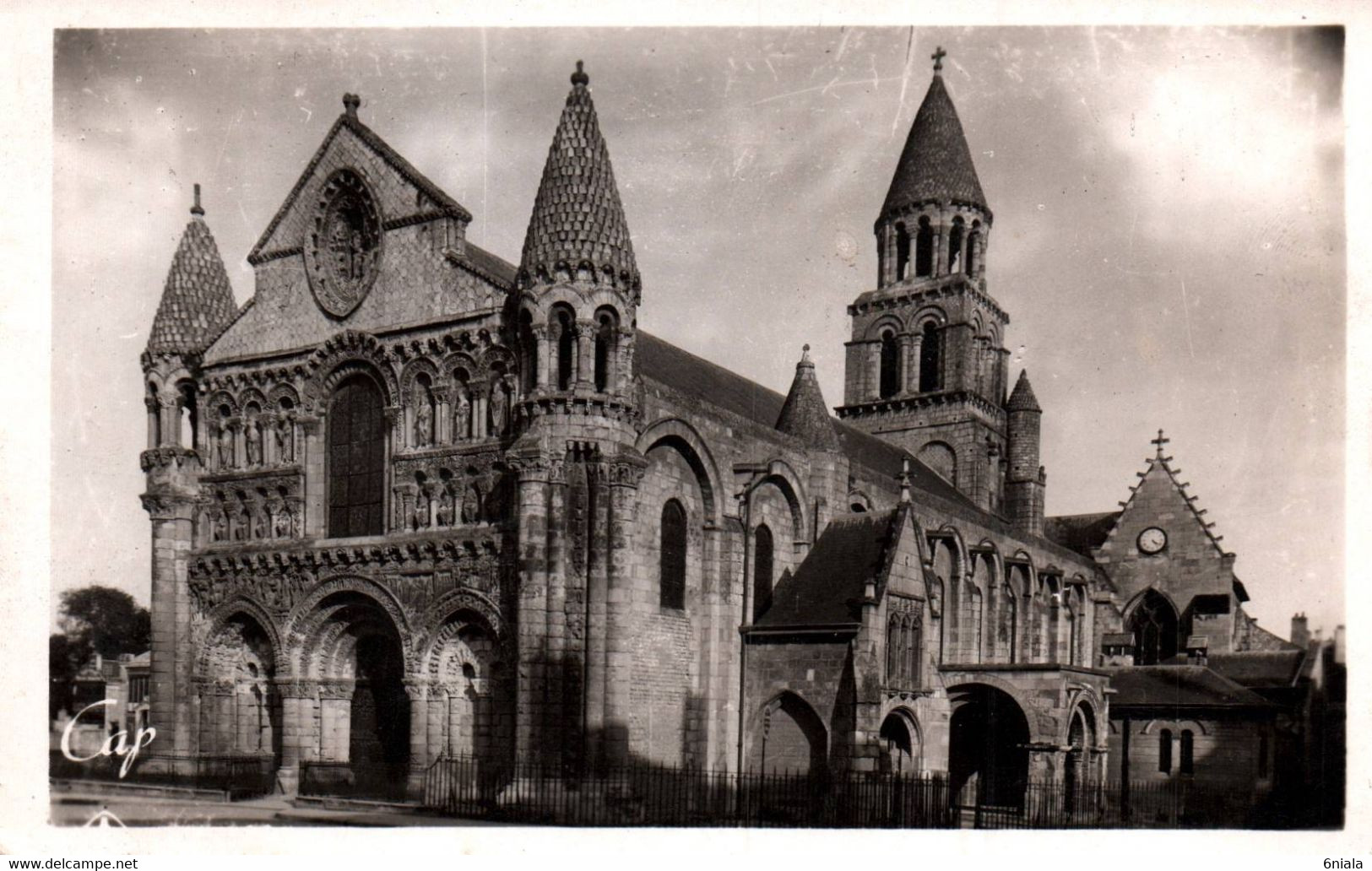 8118  POITIERS  EGLISE NOTRE DAME (XIe Et XIIe S)Façade Ouest Et Sud      (scan Recto-verso) 86 Vienne - Poitiers