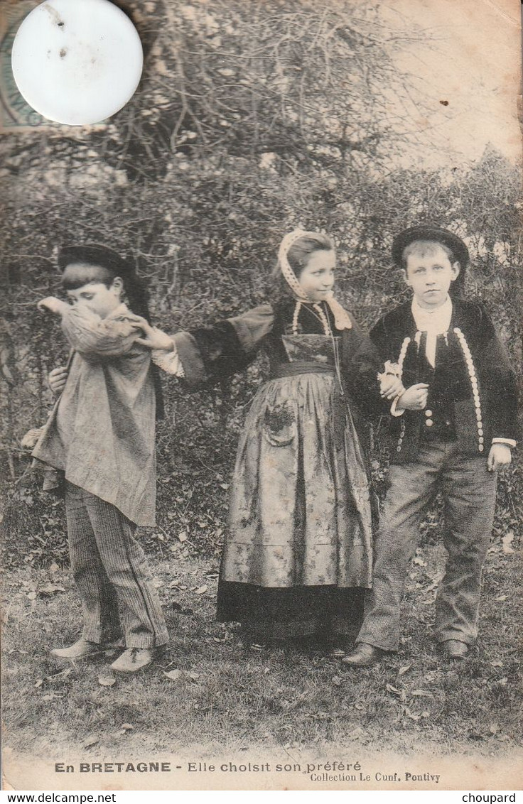 -  Carte Postale Ancienne De  En Bretagne   Elle Choisit Son Préféré - People