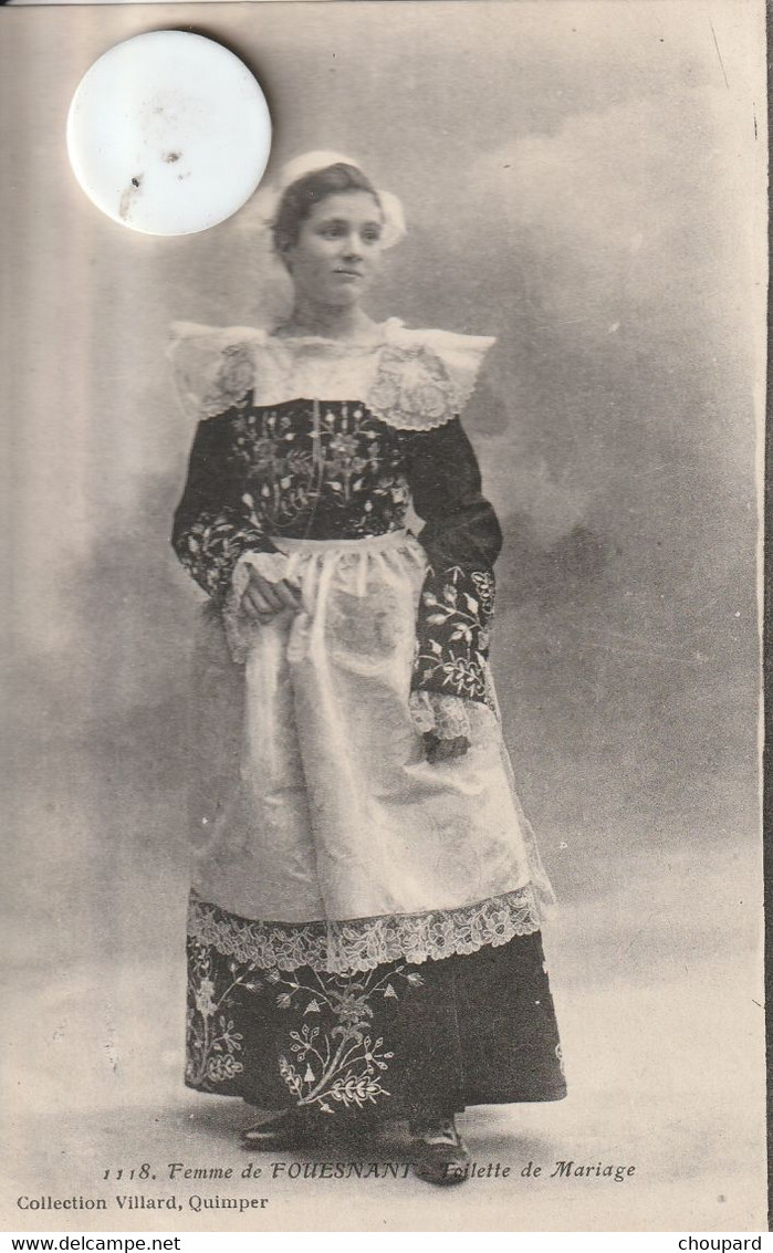 -  Carte Postale Ancienne De  En Bretagne   Femme De Fouesnant   En Toilette De Mariage - Personnages