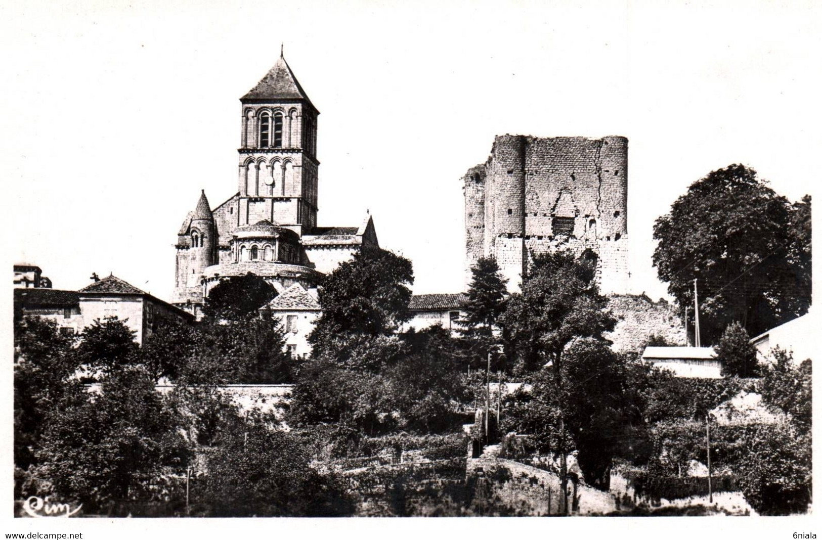 8121  CHAUVIGNY  EGLISE SAINT PIERRE ET LE DONJON        (scan Recto-verso) 86 Vienne - Chauvigny