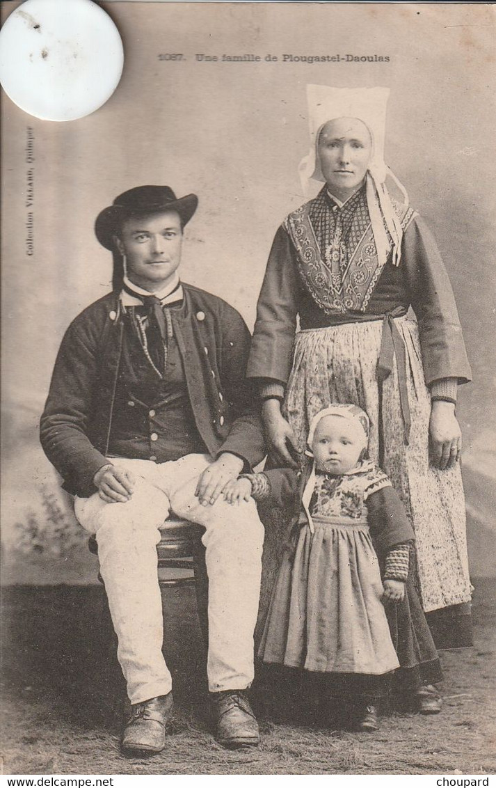 -  Carte Postale Ancienne De  En Bretagne    Une Famille De Plougastel Daoulas  (carte Molle) - People