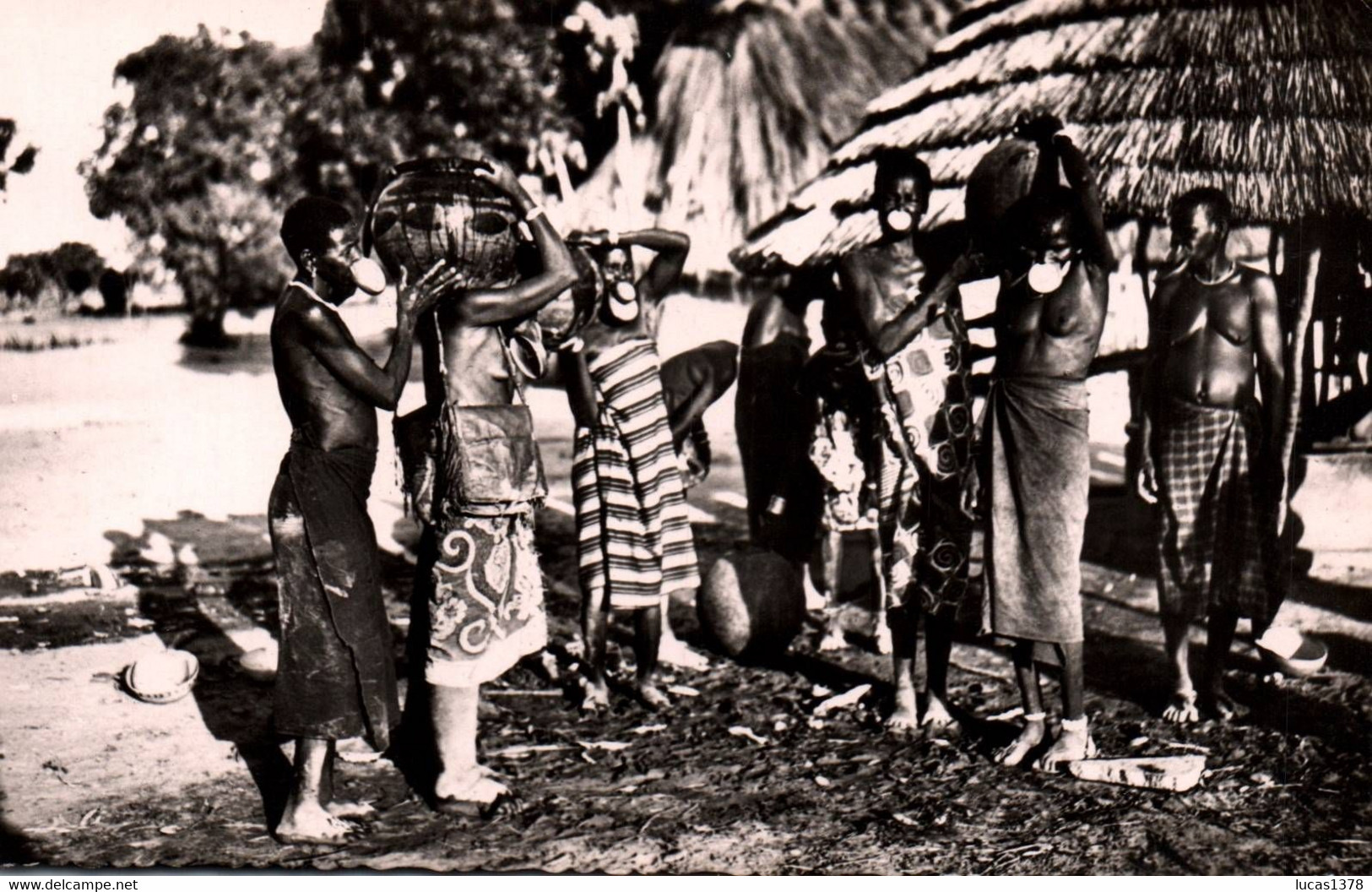 OUBANGUI CHARI / NEGRESSES A PLATEAUX / RARE - Centrafricaine (République)