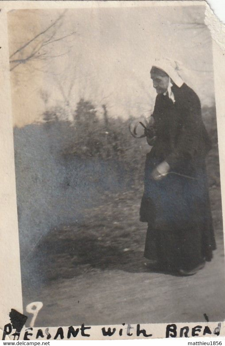 Photo 1918-1919 En Bretagne ?? - Paysanne Avec Son Pain (A234, Ww1, Wk 1) - Europe
