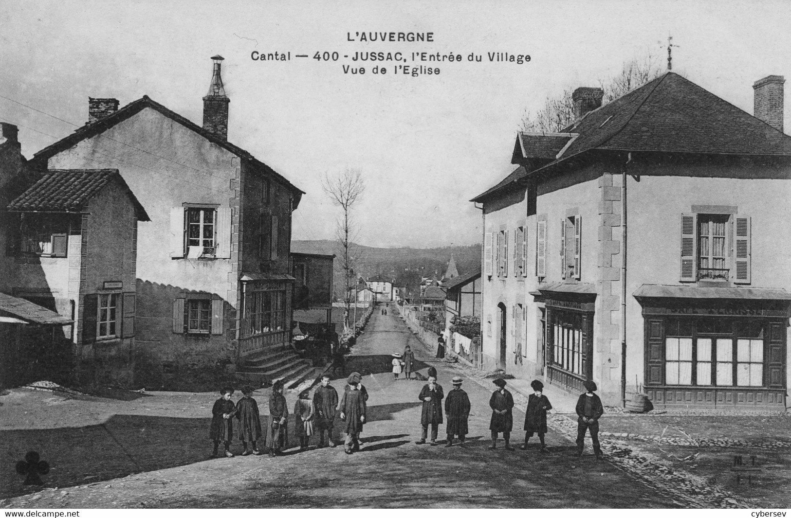 JUSSAC - L'Entrée Du Village - Vue De L'Eglise - Café - Animé - Jussac