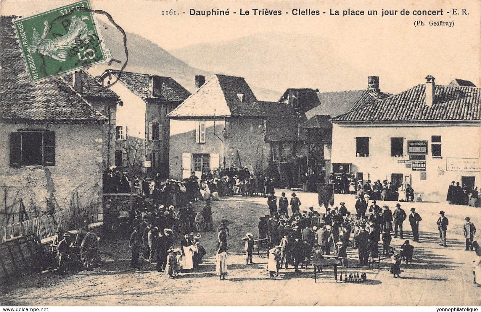 38 - ISERE - CLELLES - 10142 - Le Trièves - La Place Un Jour De Concert- Belle Animation - Clelles