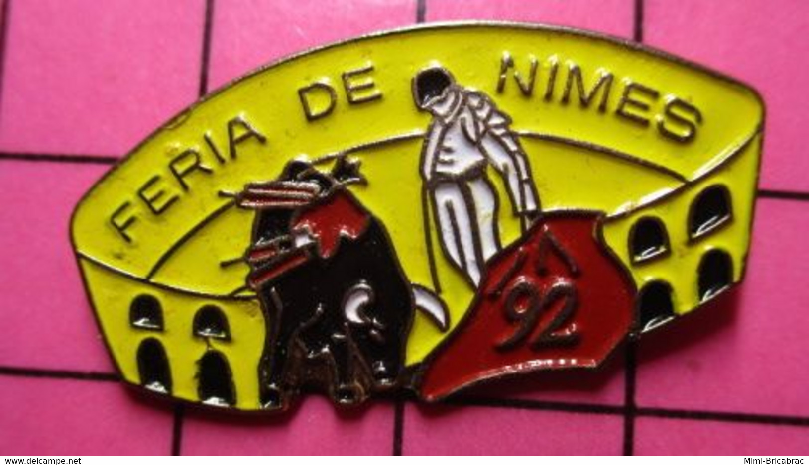 313f Pin's Pins / Beau Et Rare / THEME : SPORTS / TAUROMACHIE CORRIDA FERIA DE NIMES ARENES TORERO VACHE TORO ! - Stierkampf