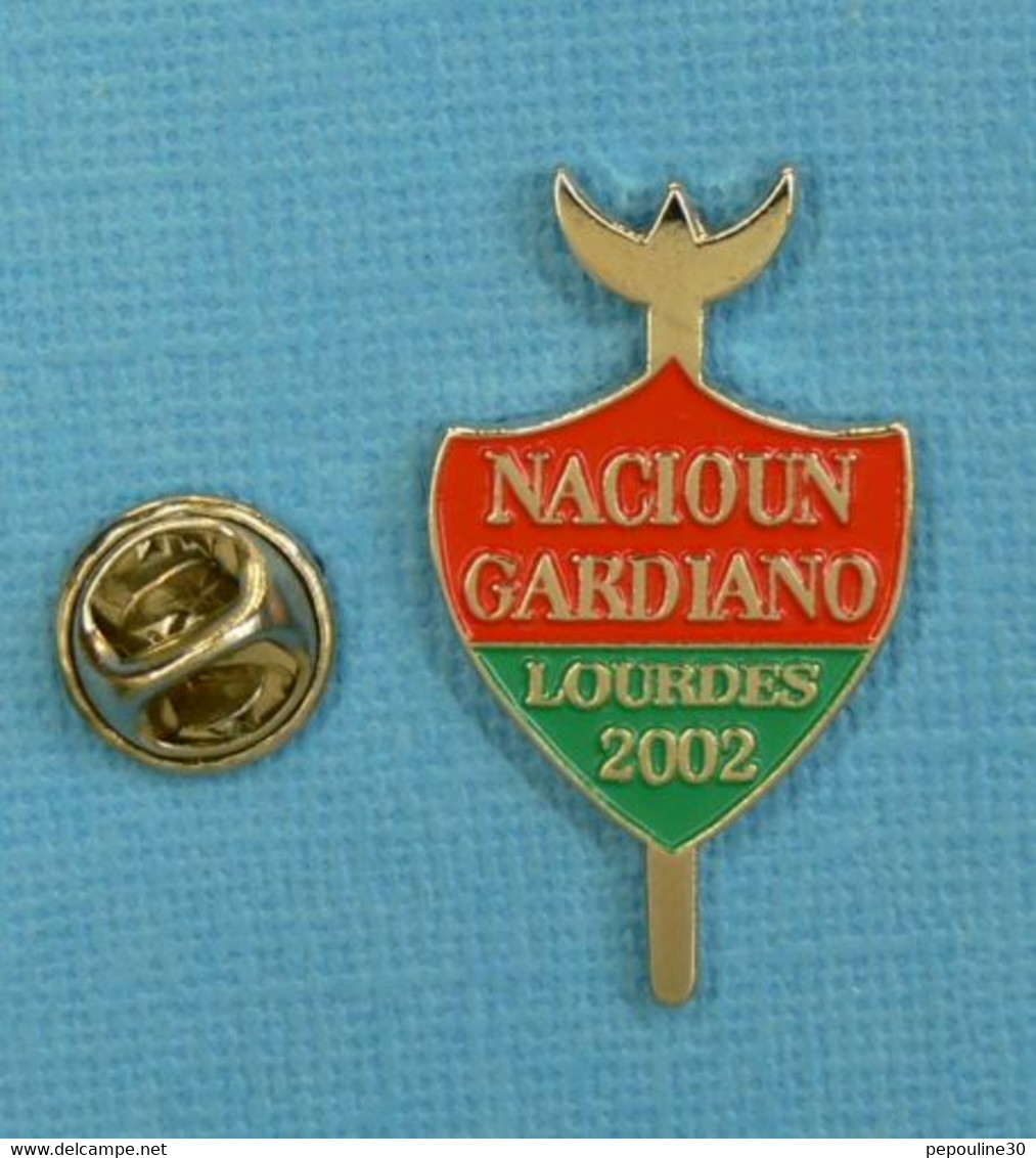 1 PIN'S //  ** NACIOUN GARDIANO / LOURDES 2002 ** - Feria - Corrida