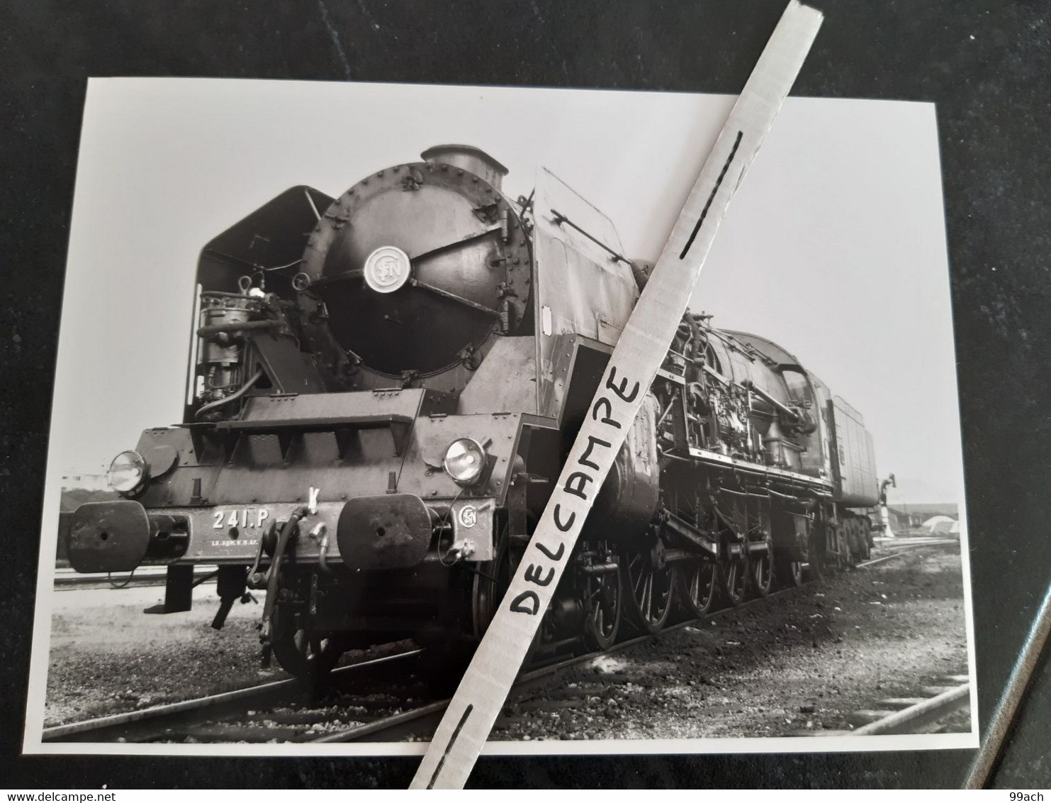 SNCF : Photo Originale Anonyme 17,5 X 23,5 Cm : Locomotive à Vapeur 241 P 16 Au Dépôt De LE MANS (72) - Treinen