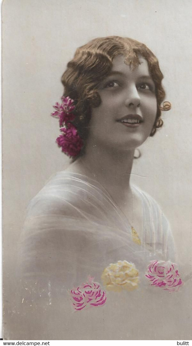 FANTAISIE - FEMME - Portrait De Femme élégante Avec Fleurs - Women