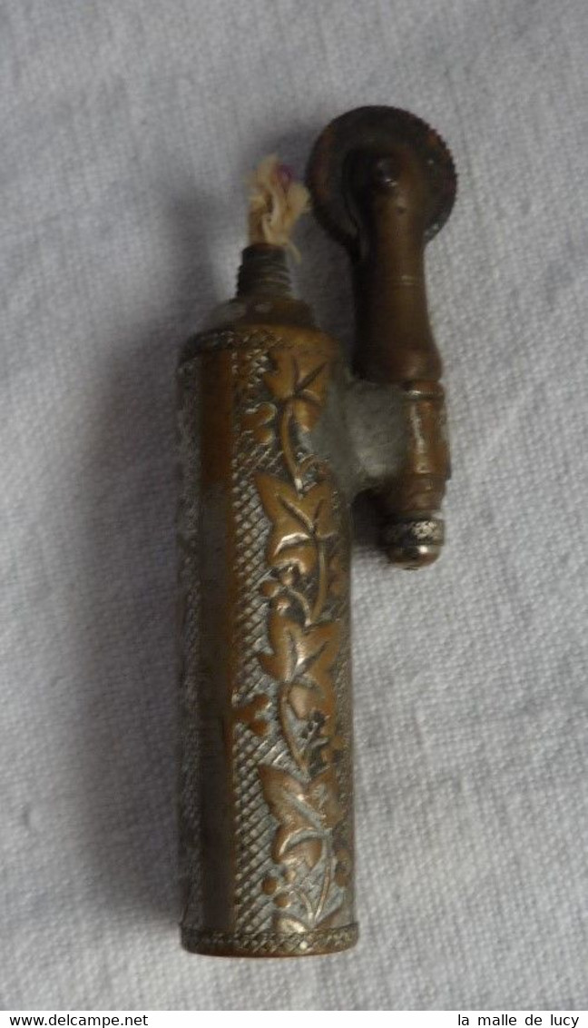 Ancien Briquet à Mèche Cylindrique En Métal Sculpté - Autres & Non Classés