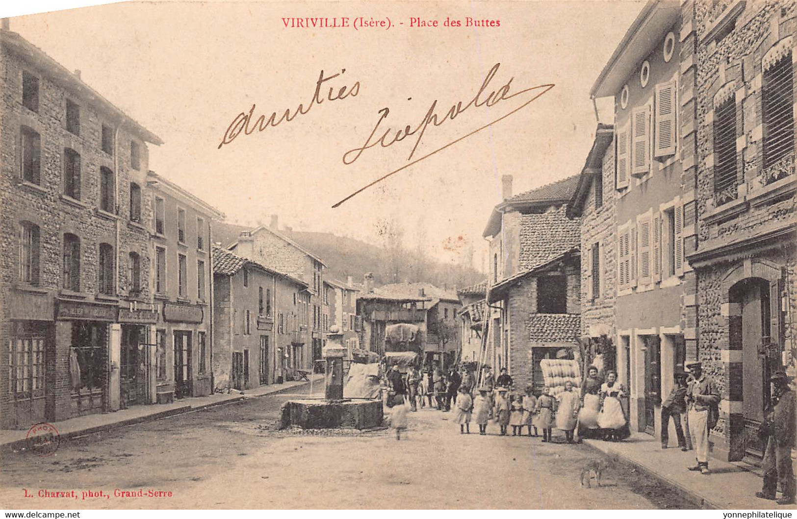38  - ISÈRE - VIRIVILLE - 10494 - Place Des Buttes Belle Animation Au Pied De La Fontaine Rue Commerçante - Viriville