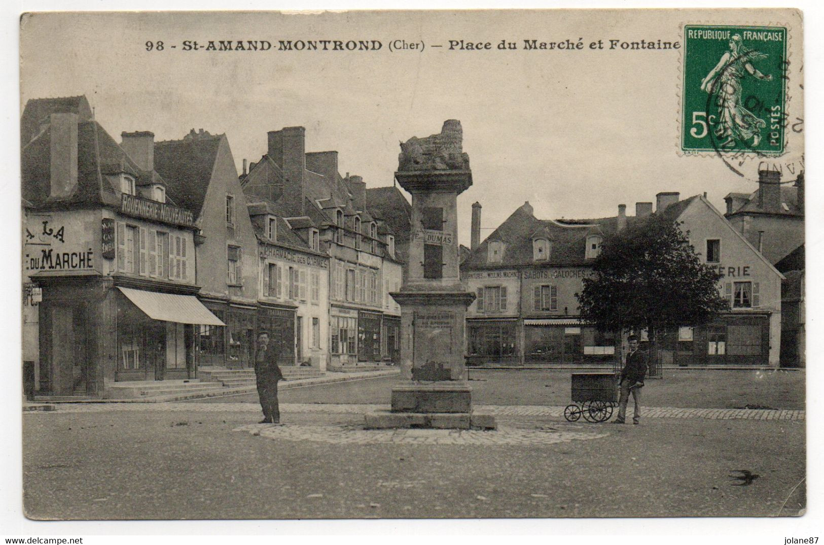 CPA   18      SAINT AMAND MONTROND  -    PLACE DU MARCHE ET FONTAINE - Saint-Amand-Montrond