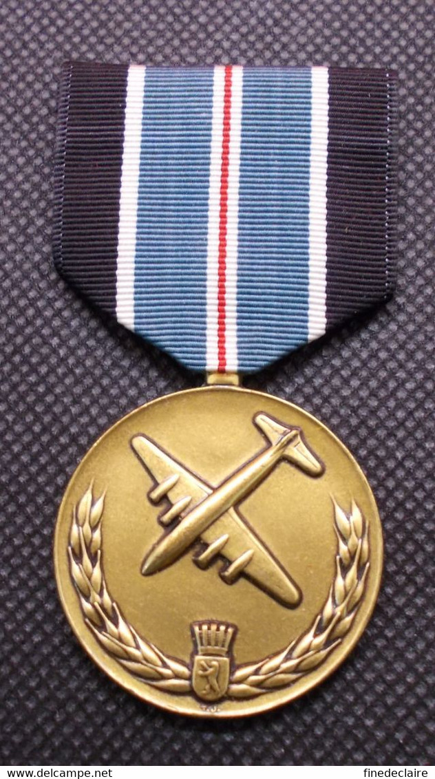 USA - Medal For Humane Action (All Services) - Pour Le Pont Aérien De Berlin - 32 Mm - Estados Unidos