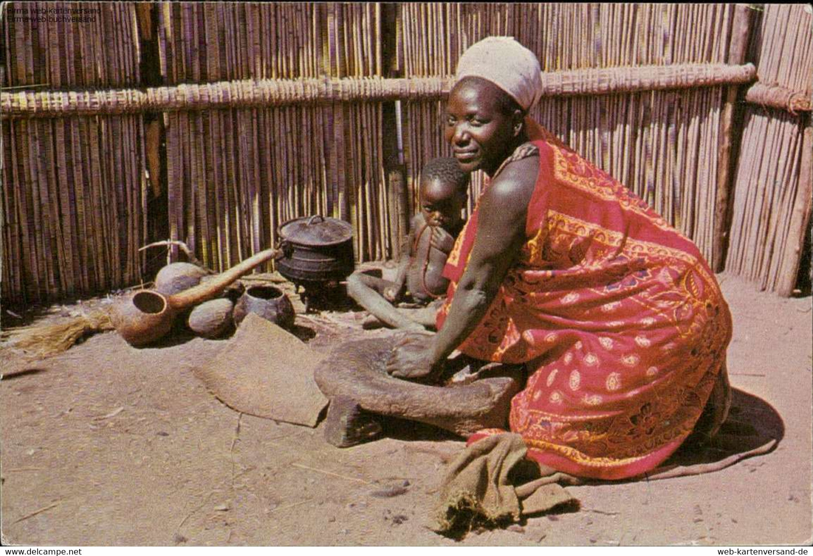 1051187 Swasiland, Swasi Hausfrau Die Nahrung Auf Einem Stein Mahlt - Swaziland