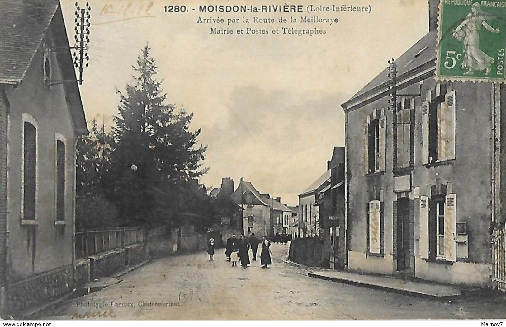 44 Loire Atlantique - CPA - MOISDON La RIVIERE - Arrivée Par La Route De Meilleraye - Mairie Postes Poste Télégraphes - Moisdon La Riviere