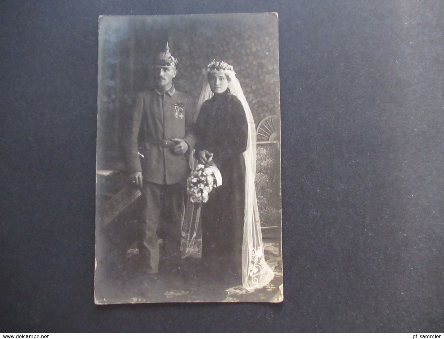 Echtfoto AK Soldat In Voller Uniform Mit Pickelhaube Und 2 Orden Eisernes Kreuz Mit Frau 1.WK Um 1910 Ungelaufen! - Guerre 1914-18