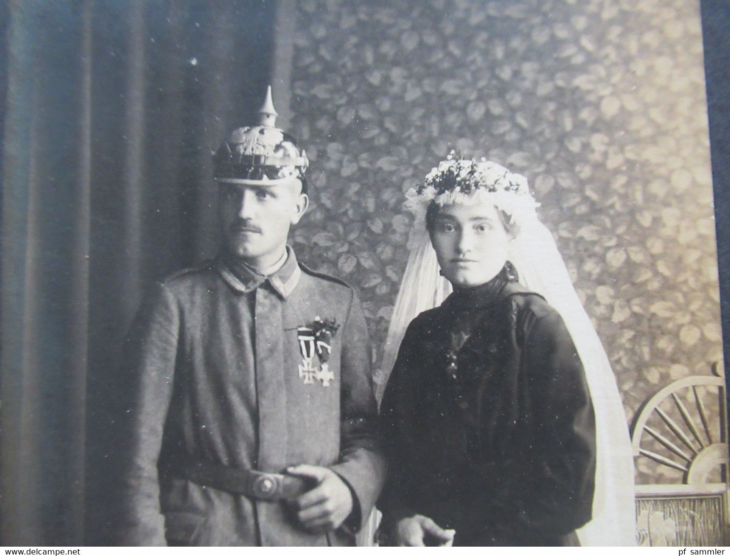 Echtfoto AK Soldat In Voller Uniform Mit Pickelhaube Und 2 Orden Eisernes Kreuz Mit Frau 1.WK Um 1910 Ungelaufen! - Otras Guerras