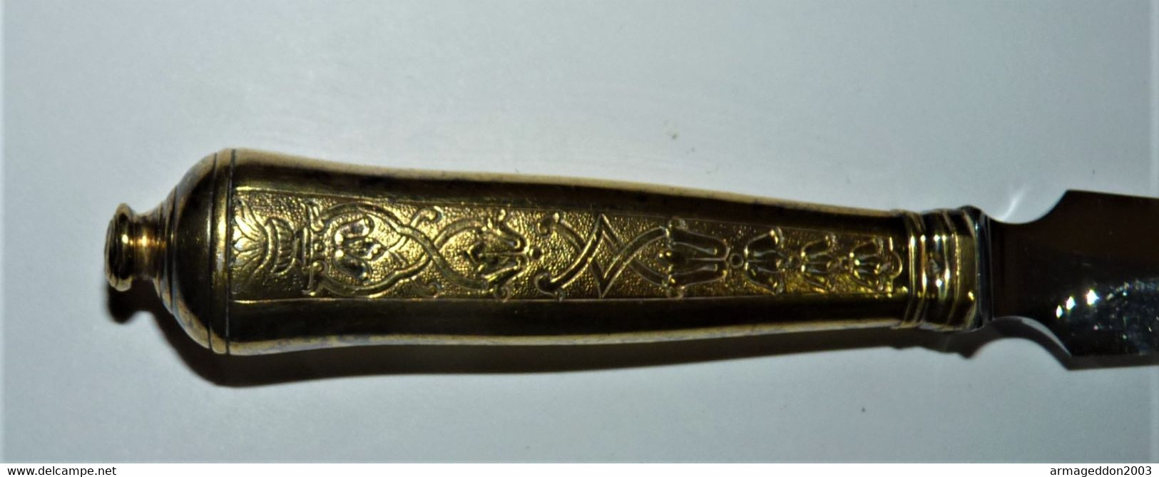 ANCIEN COUPE PAPIER POINCONNE MAIS ILLISIBLE PLAQUE OR OU METAL DORE CISELE TBE - Letter-opener