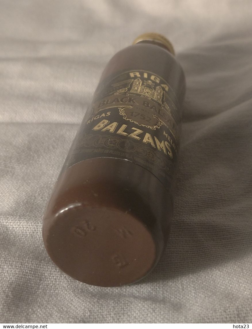 2011 LATVIA EMPTY CERAMIC BOTTLE RIGA BLACK BALM CURRANT 0,04 Ml - Andere & Zonder Classificatie