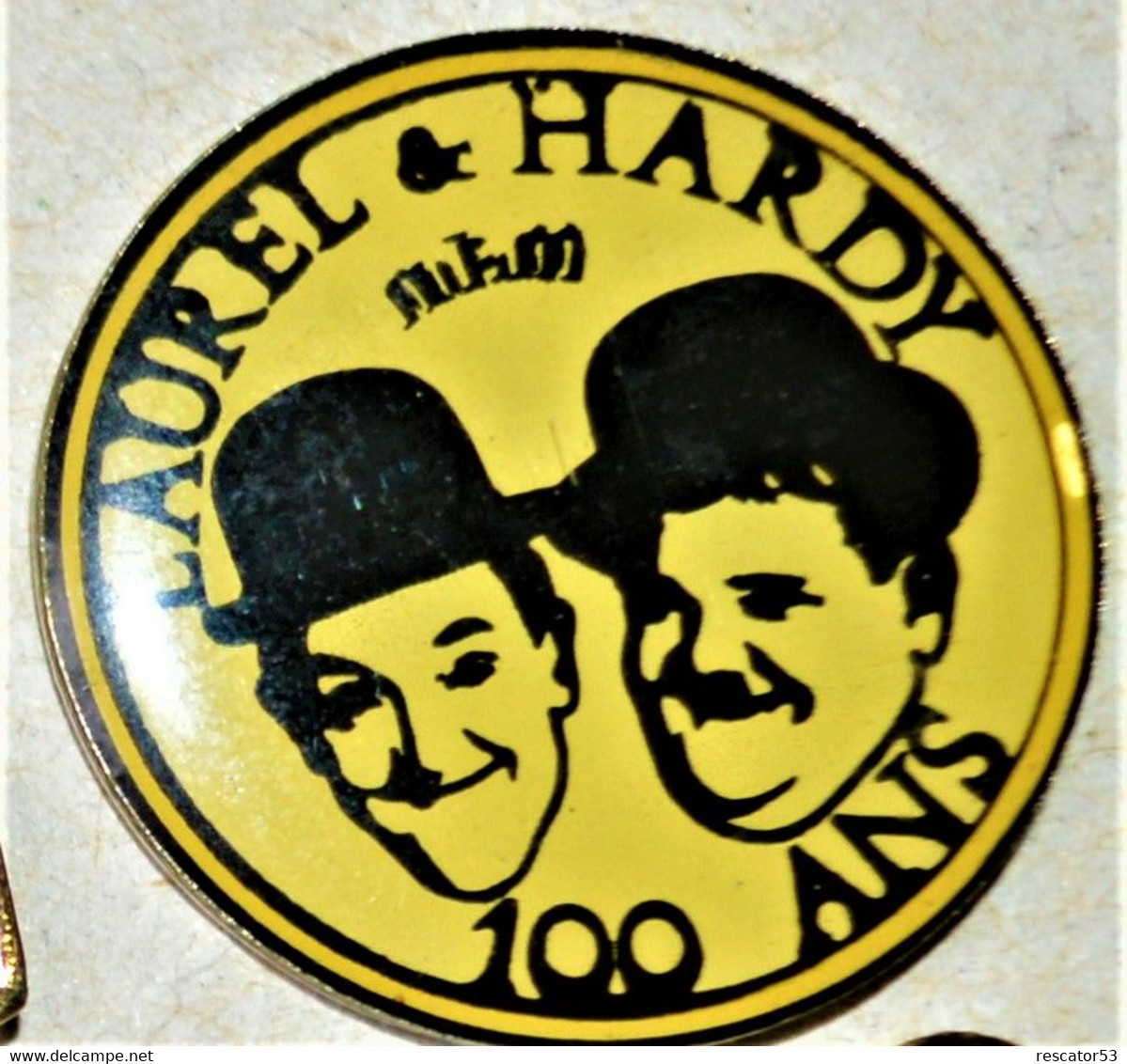 Pin's Vintage Cinéma Laurel Et Hardy 100 Ans    Années 80-90 - Cinéma