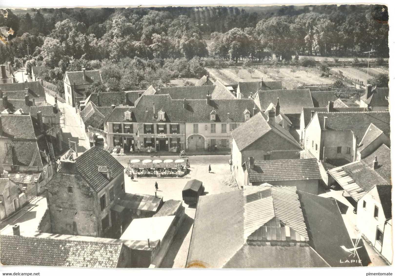 EN AVION AU DESSUS DE FLOGNY LA PLACE ET L'HOTEL DES VOYAGEURS CAFE RESTAURANT CHEZ ROLAND VUE AERIENNE LAPIE - Flogny La Chapelle