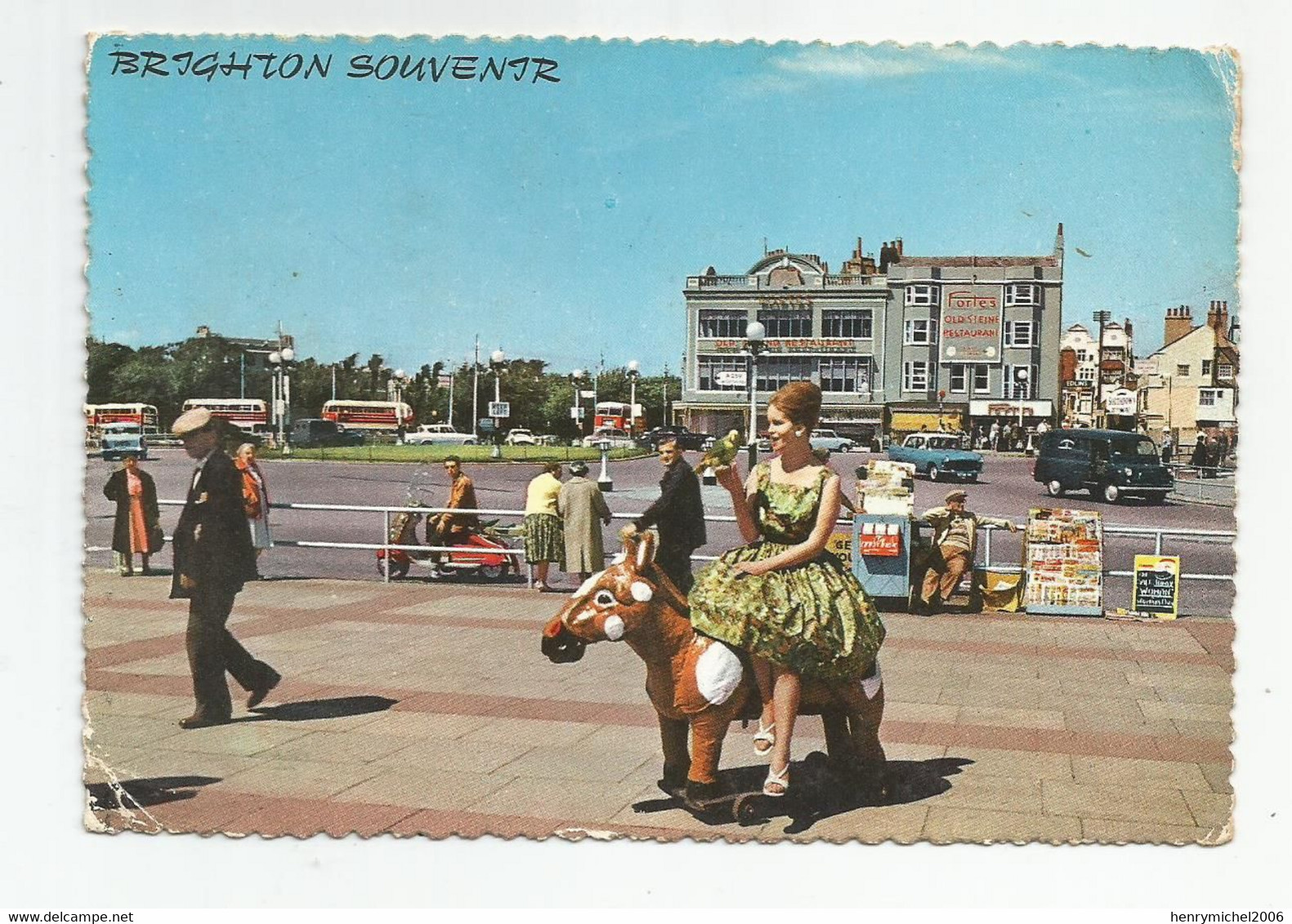 Angleterre Sussex Brighton La Place Square Femme Vespa Scooter , Marchand Ambulant Vendeur Journal - Brighton