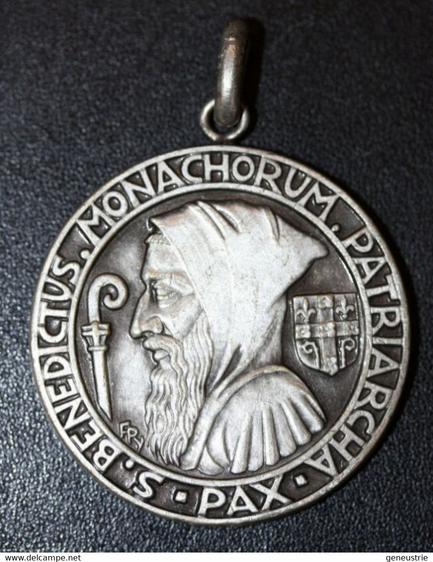 Beau Médaillon Pendendif Médaille Religieuse D'exorcisme "Saint Benoit" Graveur: Fernand Py - Religious Medal - Religion & Esotericism