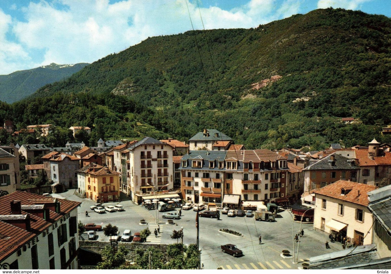 8281 AX LES THERMES  Vue Panoramique Sur La Place Du Breilh  (voitures ) (scan Recto-verso) 09 Ariège - Ax Les Thermes