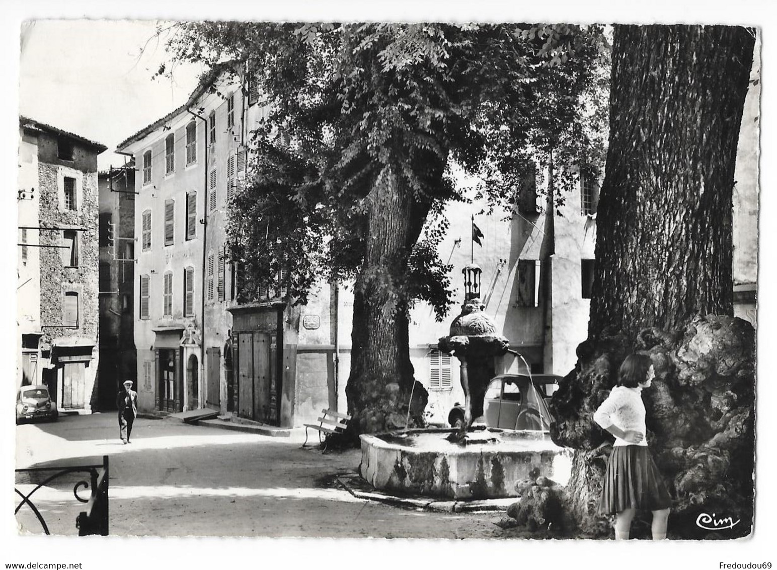 CPSM 83 - Cotignac - Place De L'hotel De Ville - Fontaine - Cotignac