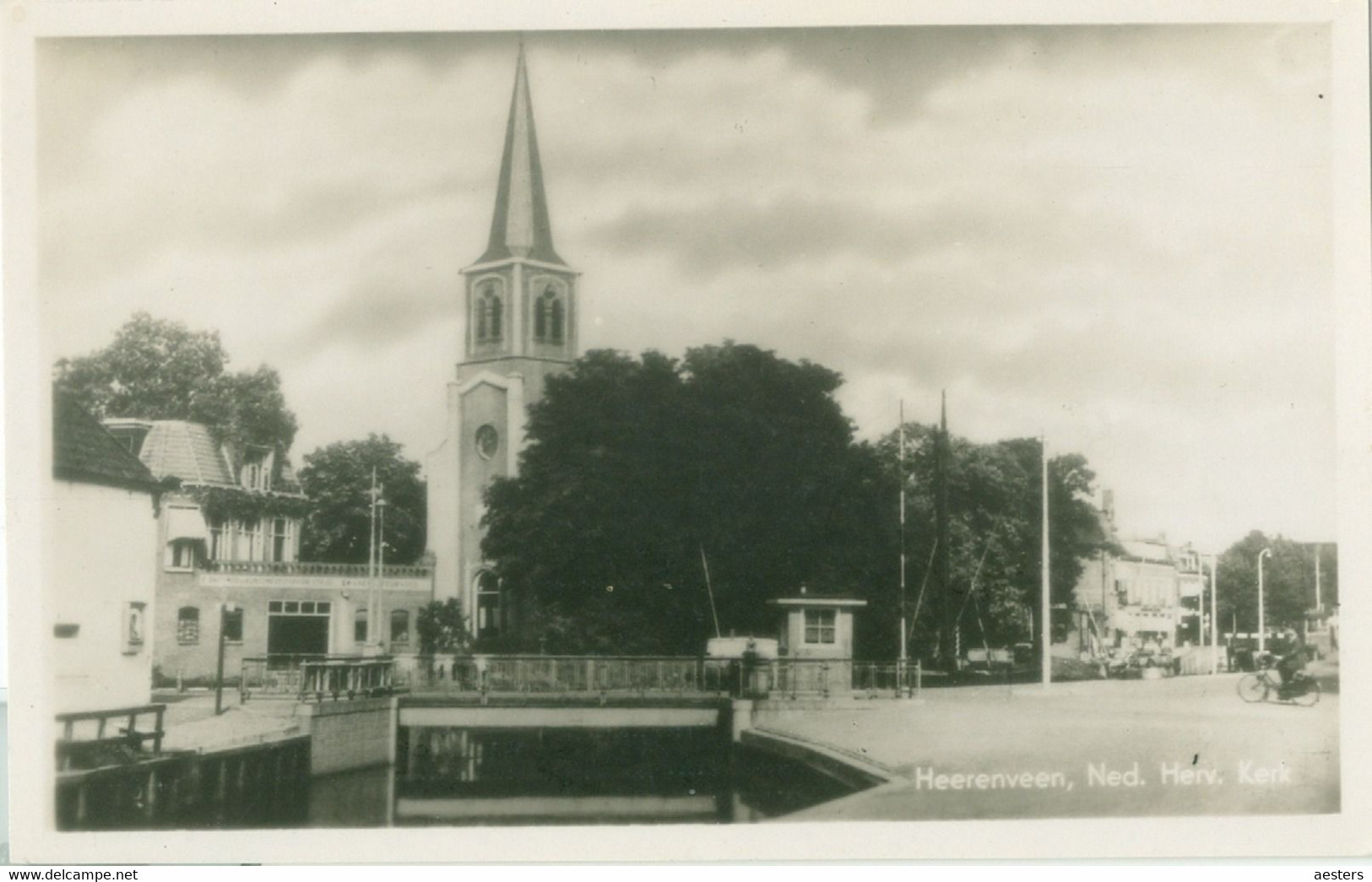 Heerenveen; Brug En Ned. Herv. Kerk - Niet Gelopen. (Heerenveense Boekhandel) - Heerenveen