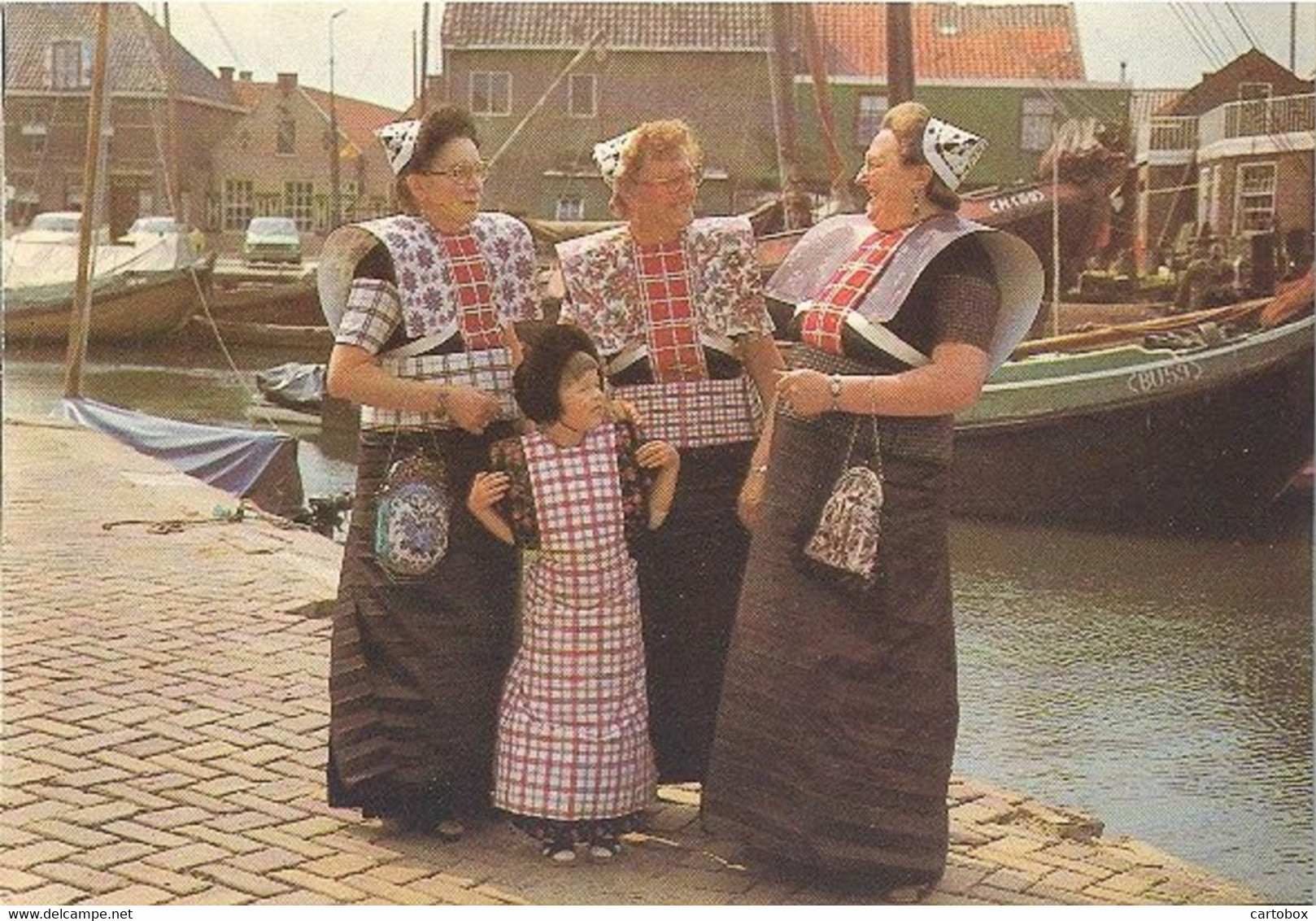 Spakenburg, (klederdrachten) (Een Raster Op De Kaart Is Veroorzaakt Door Het Scannen; De Afbeelding Is Helder) - Spakenburg