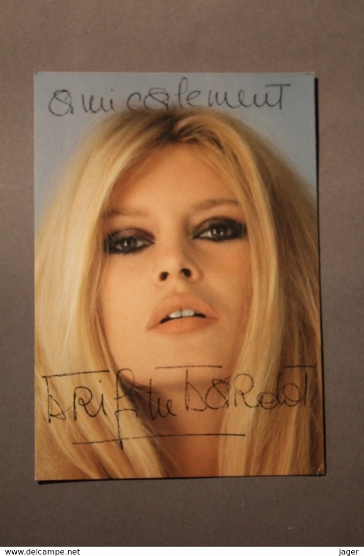 Autographe De Brigitte Bardot  (1934-)  Sur Photo - Otros & Sin Clasificación