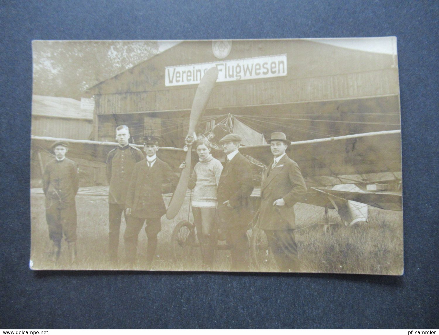 Echtfoto AK 1913 Flieger / Piloten Vor Einem Propellerflugzeug Vor Einer Halle Verein Flugwesen Mainz Gonsenheim - ....-1914: Precursori