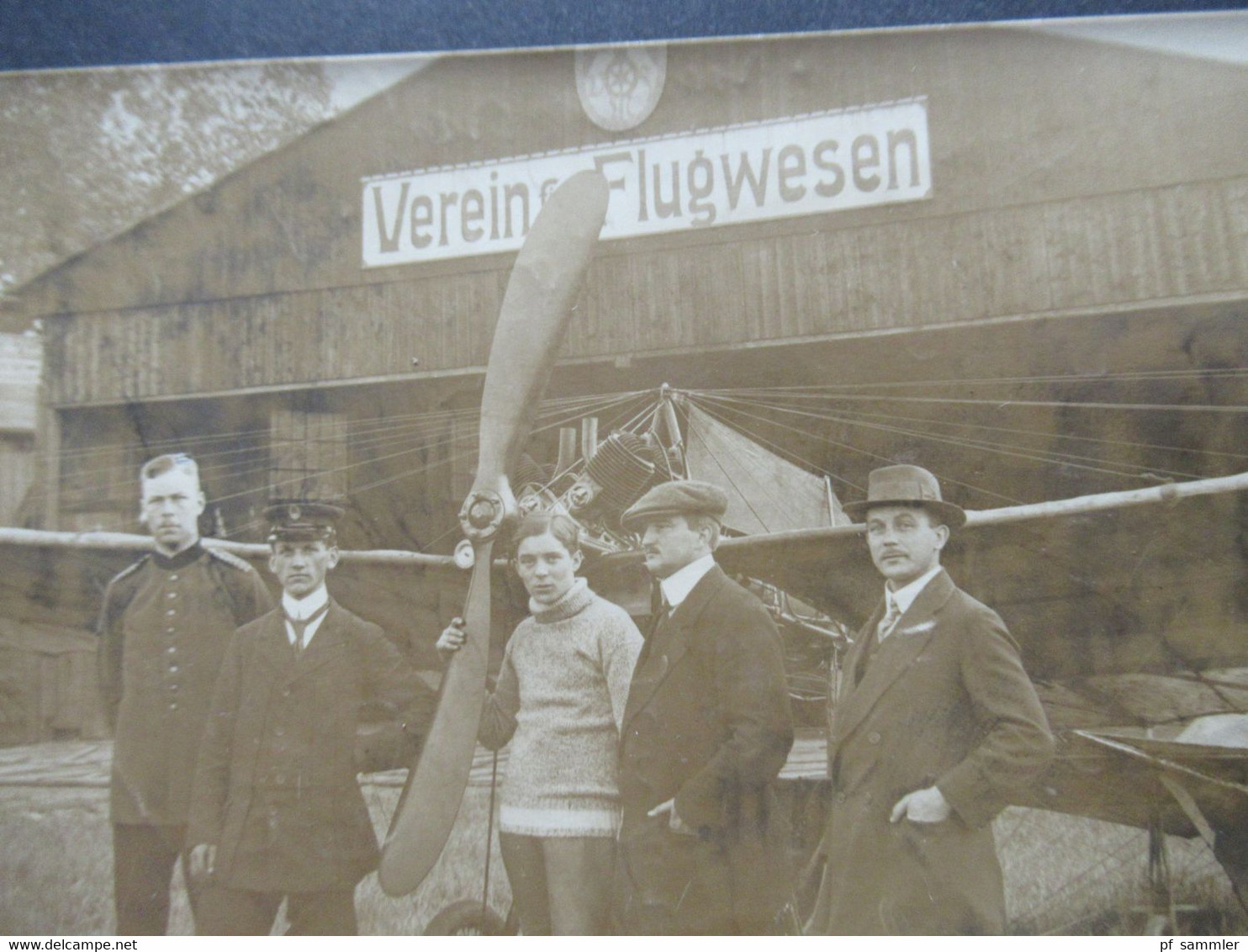 Echtfoto AK 1913 Flieger / Piloten Vor Einem Propellerflugzeug Vor Einer Halle Verein Flugwesen Mainz Gonsenheim - ....-1914: Vorläufer