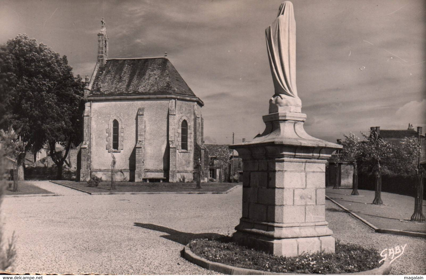 Aizenay : Statue De La Vierge Et Vieille Chapelle (cpsm) - Aizenay