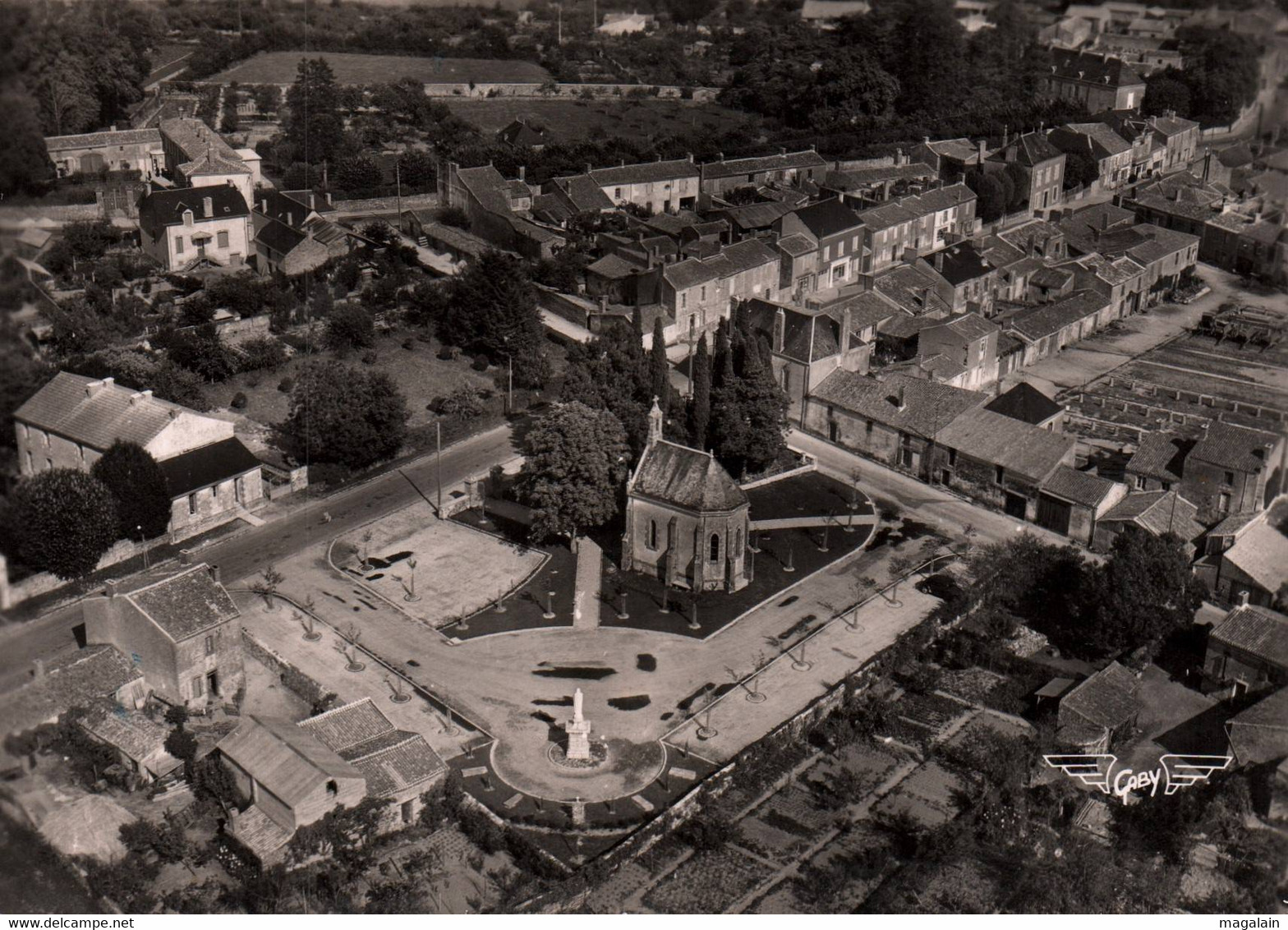 Aizenay : Vue Aérienne, Chapelle, Calvaire Et Route De Challans - Aizenay