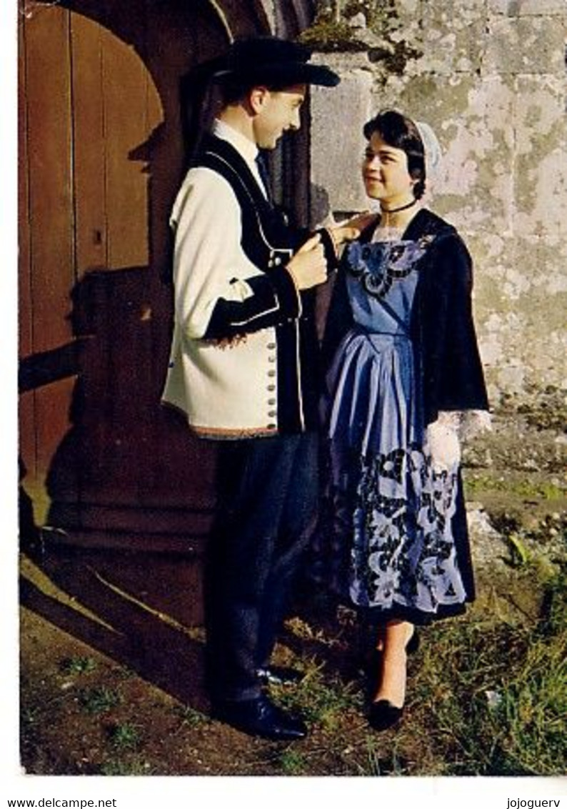 Folklore De Bretagne Groupe "Kerien Pontivy ( Couple En Costume Local , Expédiée De Pontivy En 1970 - Personnages