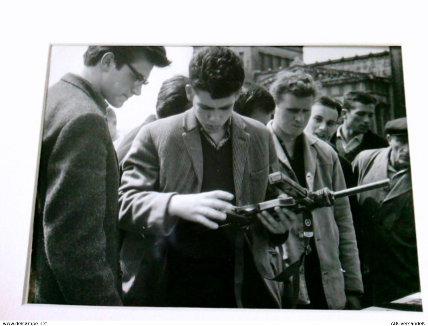 Originalfoto Gerd Kreutschmann. Nachkriegszeit Berlin. Männer Mit Waffen - Gesigneerde Boeken