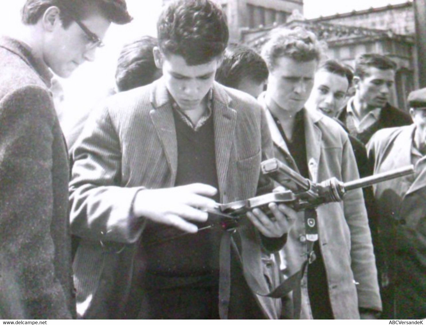 Originalfoto Gerd Kreutschmann. Nachkriegszeit Berlin. Männer Mit Waffen - Autographed