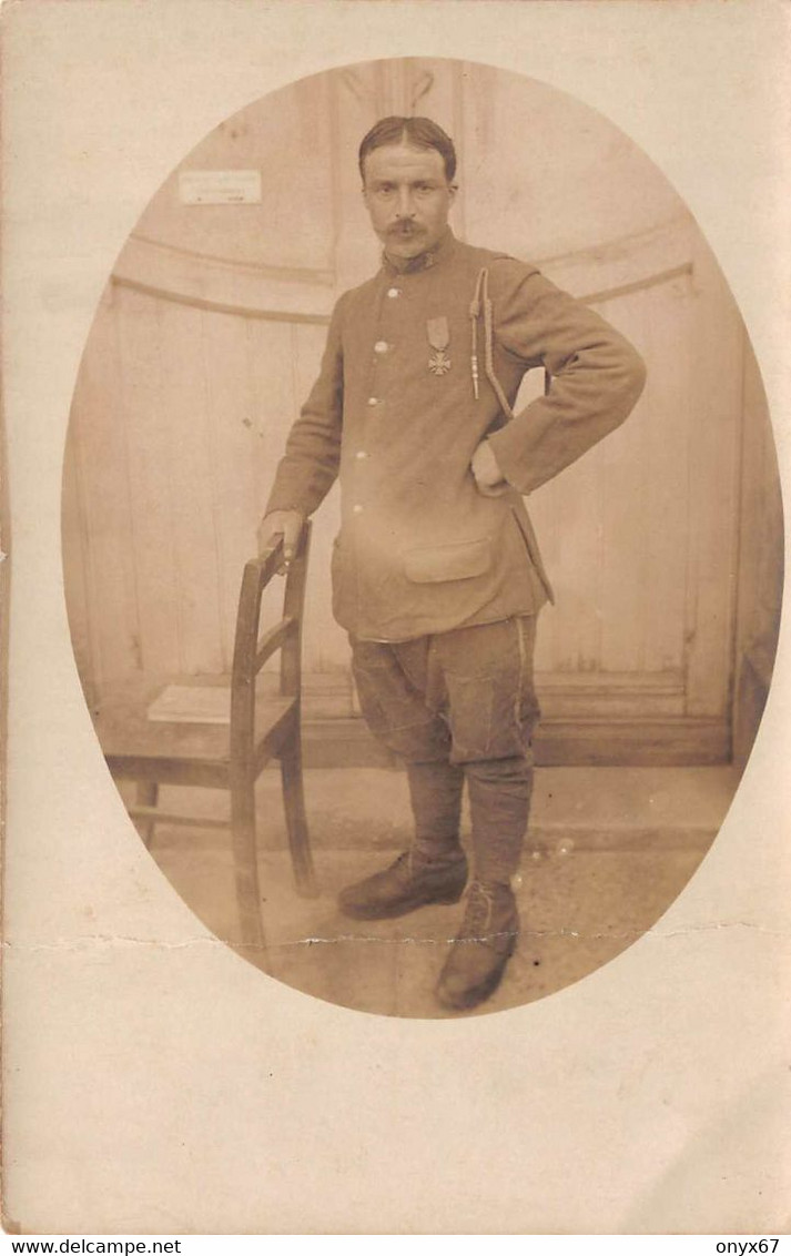 Carte Photo Militaire Français-Soldat Avec Décoration Et Fourragère-Guerre-14/18-Carte Pliée - Regimenten